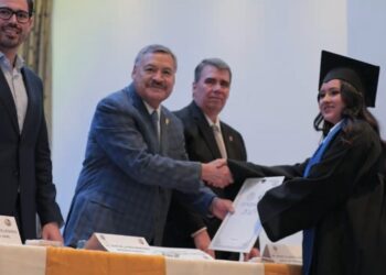 Egresa la primera generación de bachilleres en la Sierra de Santiago