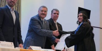 Egresa la primera generación de bachilleres en la Sierra de Santiago