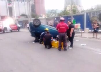 Volcadura provoca cierre de calle Pino Suárez