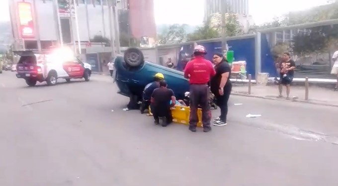 Volcadura provoca cierre de calle Pino Suárez