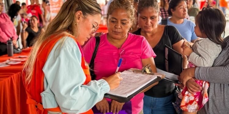 Llevan programas y servicios a familias de Zuazua