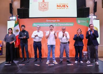 Reconocen a operadores del transporte público en NL