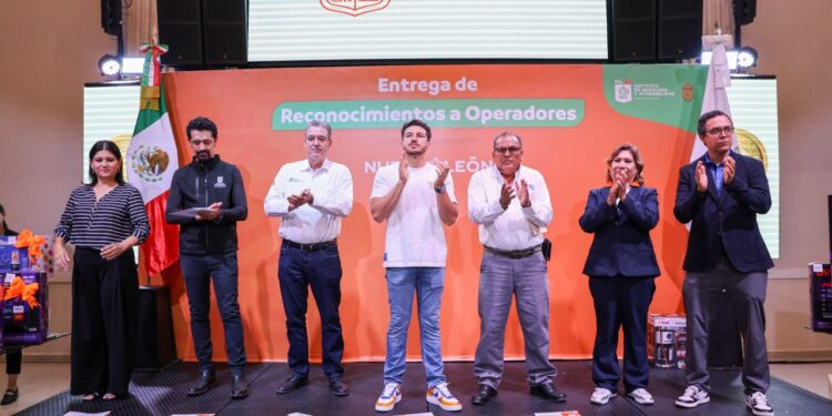 Reconocen a operadores del transporte público en NL