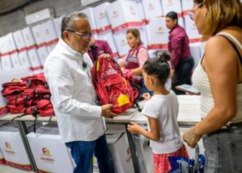 Entregan útiles escolares en Escobedo