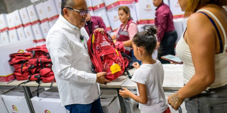 Entregan útiles escolares en Escobedo