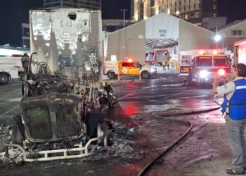 Cabina de tráiler es consumida por el fuego