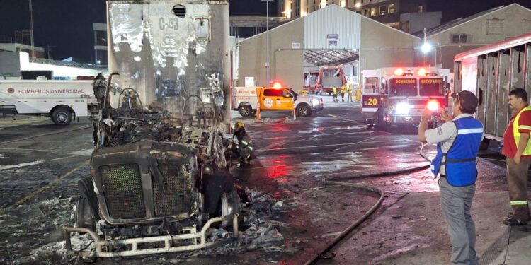 Cabina de tráiler es consumida por el fuego