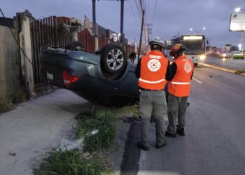 Accidente deja dos vehículos volcados y tráfico intenso en Apodaca