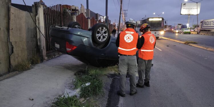 Accidente deja dos vehículos volcados y tráfico intenso en Apodaca