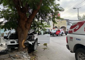 Hombre queda prensado en accidente vial 