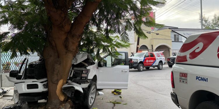 Hombre queda prensado en accidente vial 