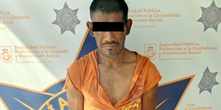 Detienen a hombre por tirar basura en la calle