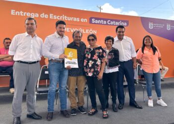 Samuel García entrega 218 escrituras en Santa Catarina
