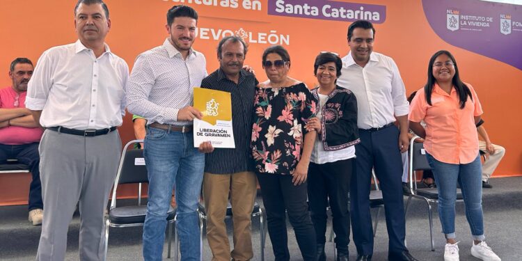 Samuel García entrega 218 escrituras en Santa Catarina