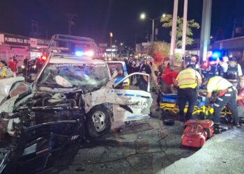 Choque entre patrullas deja cuatro elementos lesionados.