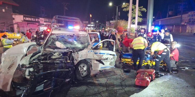 Choque entre patrullas deja cuatro elementos lesionados.