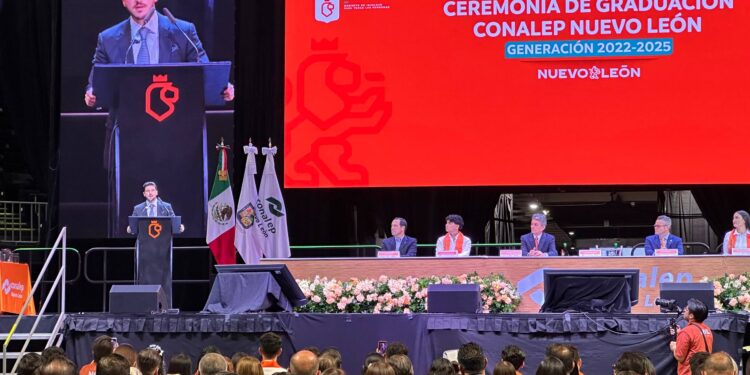 Se gradúan 6 mil jóvenes del Conalep