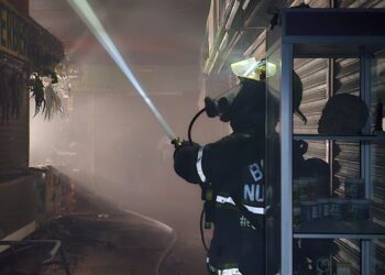 Incendio consume 2 locales del mercado Juárez