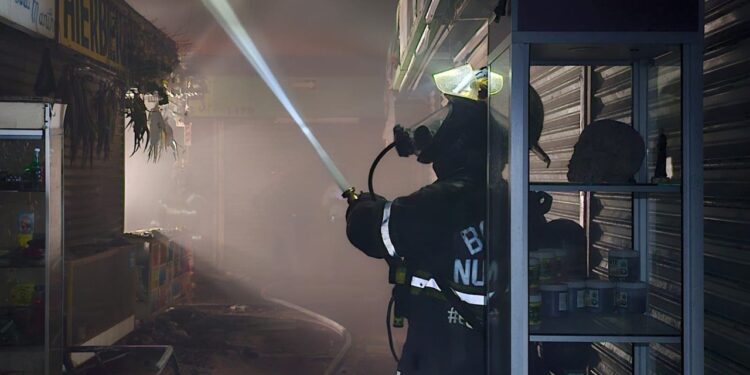 Incendio consume 2 locales del mercado Juárez
