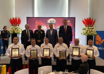 Reconocen trayectoria y valor de Bomberos Nuevo León