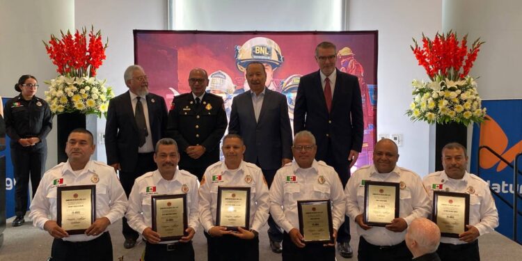 Reconocen trayectoria y valor de Bomberos Nuevo León