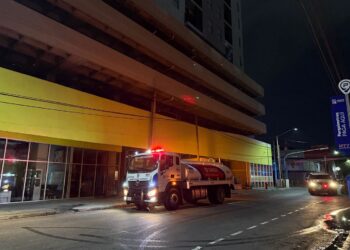 Evacuan a 80 personas por incendio en departamentos