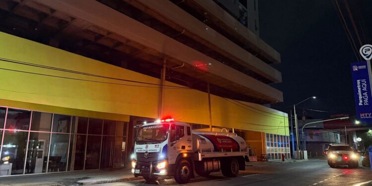 Evacuan a 80 personas por incendio en departamentos