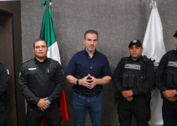 Reconocen en Monterrey a policías que auxilian a menor