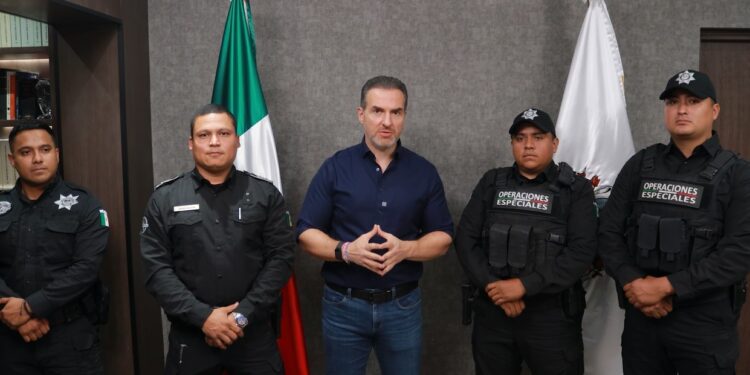 Reconocen en Monterrey a policías que auxilian a menor