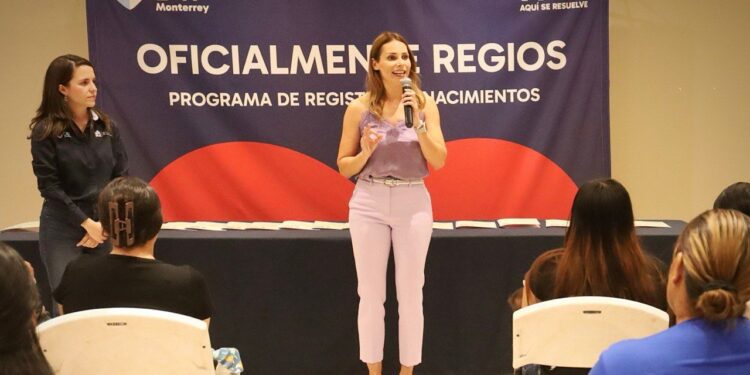 Entrega DIF Monterrey actas de nacimiento a personas sin registro