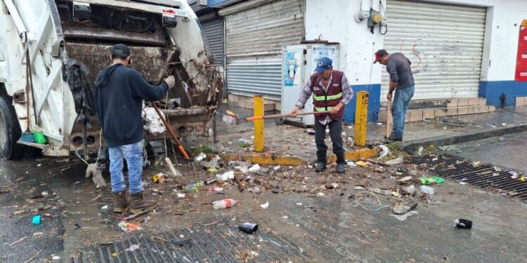 Realiza Santa Catarina labores de limpieza en pluviales tras lluvias