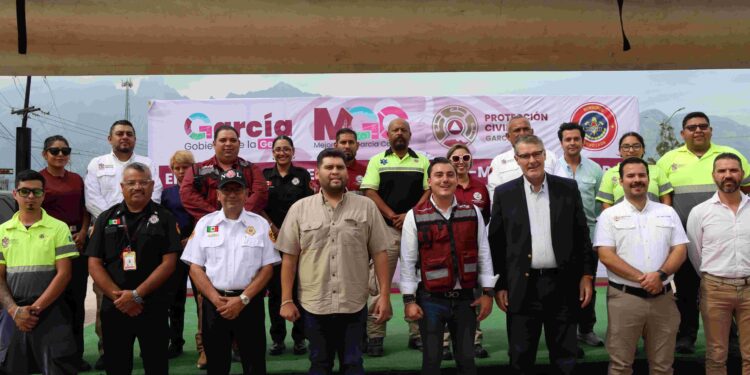 García y Bomberos de Nuevo León refuerzan coordinación