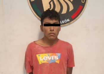 Detienen a hombre por robo de camioneta en Salinas Victoria