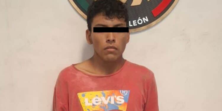 Detienen a hombre por robo de camioneta en Salinas Victoria