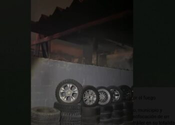 Incendio consume taller mecánico en Monterrey