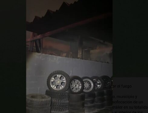 Incendio consume taller mecánico en Monterrey