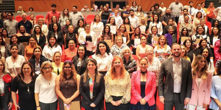 Imparten “Mujeres al frente de la política”