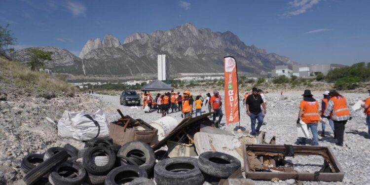 Segunda brigada de limpieza en el Rio Santa Catarina
