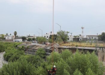 Rescatan a hombre en arroyo Topo Chico