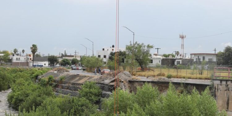 Rescatan a hombre en arroyo Topo Chico