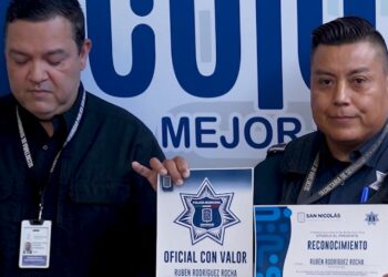 Reconocen en San Nicolás a oficial que salva la vida a mujer