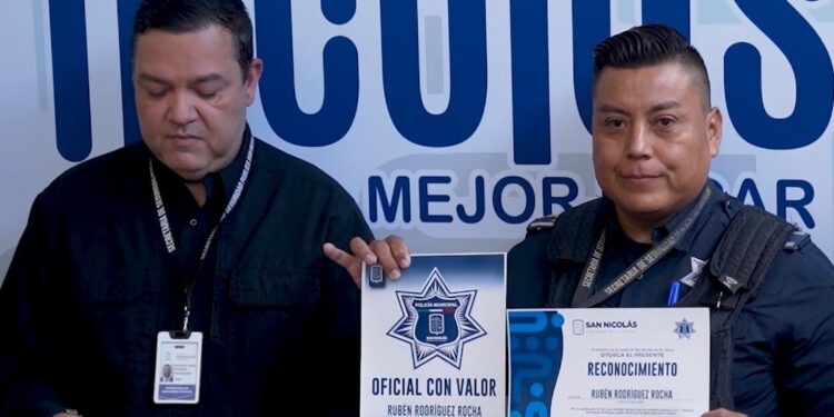 Reconocen en San Nicolás a oficial que salva la vida a mujer