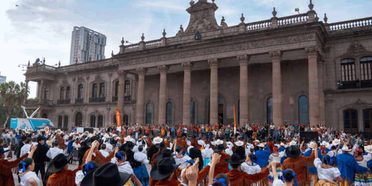 Concluyen Mitote Folklórico con baile masivo en Macroplaza