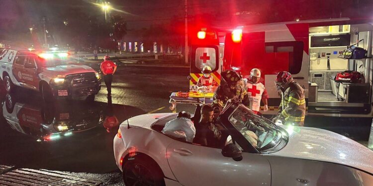 Conductor termina prensado tras accidente vial