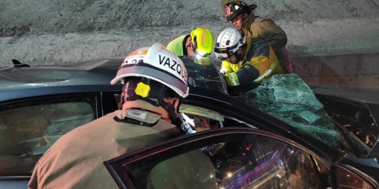 Fallece joven tras estrellar su auto contra un muro