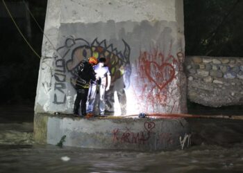 Rescatan a hombre de río Santa Catarina