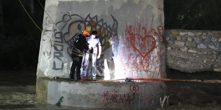 Rescatan a hombre de río Santa Catarina