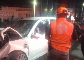 Fallece conductor tras impactarse contra torre de alta tensión