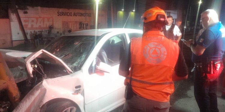 Fallece conductor tras impactarse contra torre de alta tensión