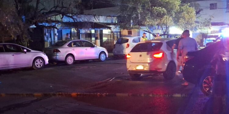 Cae árbol y provoca daños en vehículos